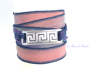 Bracelet à enrouler, plaque gravée motif frise grecque, ruban de soie teint à la main, tons violet et corail