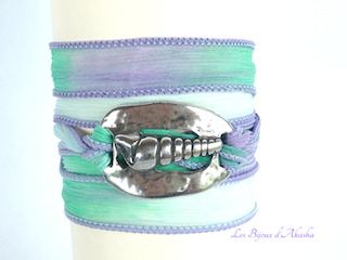 Bracelet à enrouler, plaque martelée et gravée motif coquillage, ruban de soie teint à la main, tons vert et parme