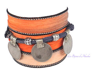Bracelet à enrouler, pièces indiennes bellydance sur soie teinte à la main, ton orangés et gris