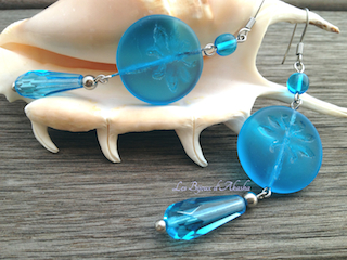 Boucles d'oreilles pendants longs, verre pressé de bohème motif libellule, bleu aigue-marine sur acier